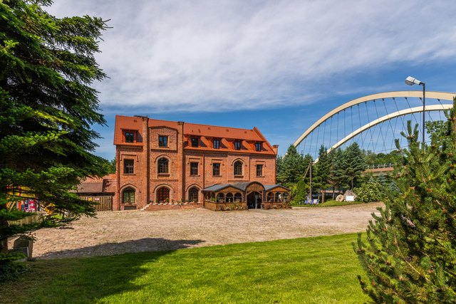 Nostalgia Poganice - widok na Restaurację i most
